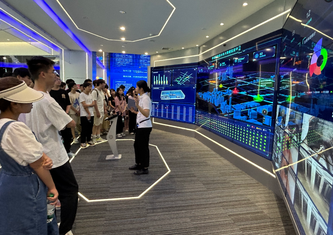 利来国际w66科技IT精英暑期实训营活动日 | 探秘南京江北新区研创园 科技火花点亮未来梦想